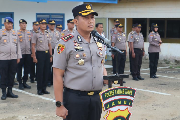 Kapolres Tanjung Jabung Timur AKBP Ade Candra, S.P., S.I.K., menyampaikan amanat saat memimpin apel pagi perdana di halaman Mapolres Tanjab Timur, Senin (12/1/2026). (Dok. Daus)