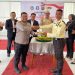 Dirbinmas Polda Jambi Kombes Pol Henky Poerwanto menyerahkan potongan tumpeng kepada perwakilan Satpam pada acara tasyakuran HUT Satpam ke-45 di Kota Jambi, Senin (12/1/2026). (Dok. Nahar)