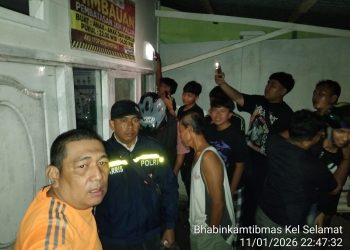 Anggota Polresta Jambi mengevakuasi terduga pelaku dugaan pelecehan dari lokasi kejadian di Lorong Gotong Royong, Kecamatan Telanaipura, Kota Jambi, Minggu malam (11/1/2026). (Dok. Nahar)
