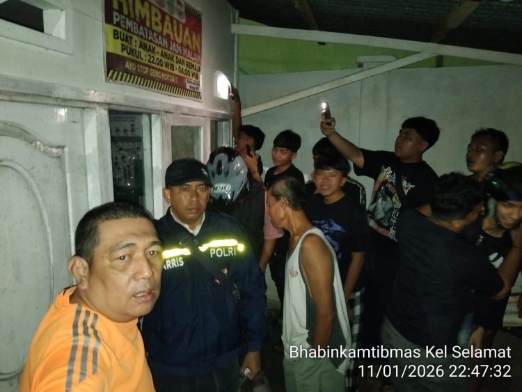Anggota Polresta Jambi mengevakuasi terduga pelaku dugaan pelecehan dari lokasi kejadian di Lorong Gotong Royong, Kecamatan Telanaipura, Kota Jambi, Minggu malam (11/1/2026). (Dok. Nahar)