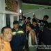 Anggota Polresta Jambi mengevakuasi terduga pelaku dugaan pelecehan dari lokasi kejadian di Lorong Gotong Royong, Kecamatan Telanaipura, Kota Jambi, Minggu malam (11/1/2026). (Dok. Nahar)