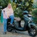 Seorang pengguna berpose bersama Yamaha Gear Ultima yang digunakan untuk menunjang aktivitas harian di Jambi, termasuk melintasi jalan dengan kondisi beragam, Senin (13/1/2026). (Dok. Yamaha)