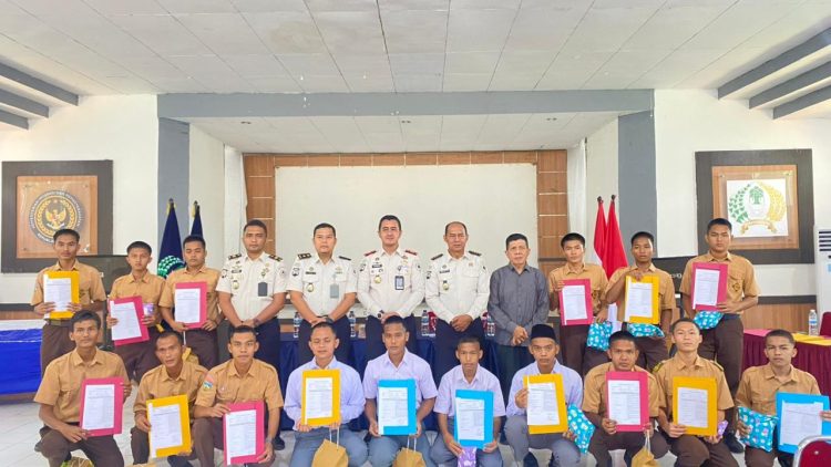 Jajaran LPKA Kelas II Muara Bulian bersama anak binaan usai pembagian rapor pendidikan kesetaraan Paket A, B, dan C di Muara Bulian, Selasa (13/1/2026). (Dok Nahar)