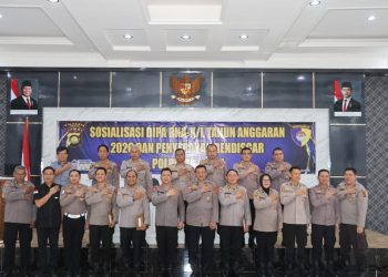 Kapolresta Jambi Kombes Pol Boy Sutan Binanga Siregar, S.I.K., M.H., bersama jajaran pejabat utama dan kapolsek usai kegiatan Sosialisasi DIPA RKA-K/L Tahun Anggaran 2026 dan penyerahan Rencana Distribusi Kegiatan Anggaran (Rendisgar) di Aula Lokamanginti Polresta Jambi, Selasa (13/1/2026). (Dok. Humas)