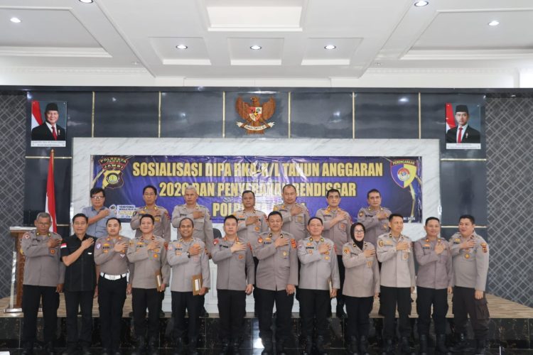 Kapolresta Jambi Kombes Pol Boy Sutan Binanga Siregar, S.I.K., M.H., bersama jajaran pejabat utama dan kapolsek usai kegiatan Sosialisasi DIPA RKA-K/L Tahun Anggaran 2026 dan penyerahan Rencana Distribusi Kegiatan Anggaran (Rendisgar) di Aula Lokamanginti Polresta Jambi, Selasa (13/1/2026). (Dok. Humas)