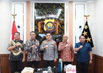 Kapolda Jambi Irjen Pol Krisno H. Siregar (tengah) bersama Kepala BNNP Jambi Brigjen Pol Asep Saepudin dan jajaran usai pertemuan silaturahmi di ruang kerja Kapolda Jambi, Selasa (13/1/2026). (Dok. Humas)