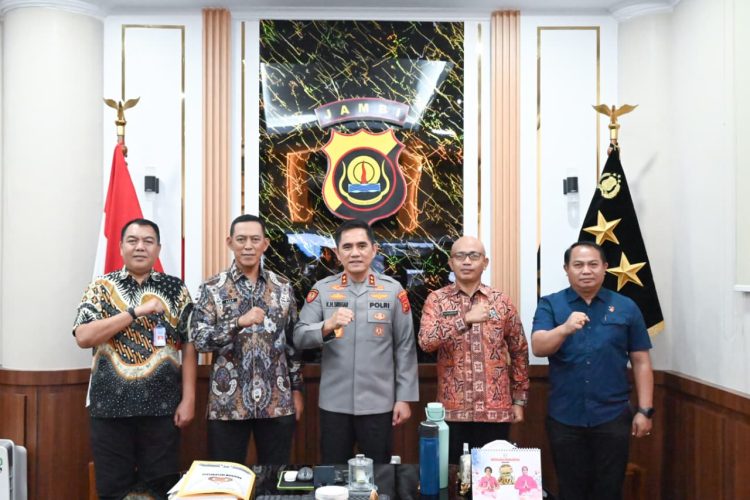 Kapolda Jambi Irjen Pol Krisno H. Siregar (tengah) bersama Kepala BNNP Jambi Brigjen Pol Asep Saepudin dan jajaran usai pertemuan silaturahmi di ruang kerja Kapolda Jambi, Selasa (13/1/2026). (Dok. Humas)
