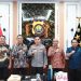 Kapolda Jambi Irjen Pol Krisno H. Siregar (tengah) bersama Kepala BNNP Jambi Brigjen Pol Asep Saepudin dan jajaran usai pertemuan silaturahmi di ruang kerja Kapolda Jambi, Selasa (13/1/2026). (Dok. Humas)