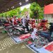 Petugas dan teknisi jaringan sepeda motor Honda melayani servis gratis sepeda motor milik warga terdampak bencana di salah satu pos bengkel AHM di wilayah Sumatera, sebagai bagian dari program pemulihan pascabencana. (Sinsen)
