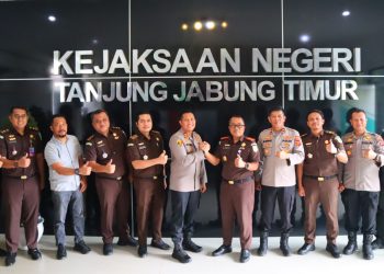 AKBP Ade Candra, S.P., S.I.K. bersama jajaran saat berfoto bersama Ketua Pengadilan Negeri Anisa Primadona Duswara, S.H., M.H. usai kunjungan silaturahmi di Pengadilan Negeri Tanjung Jabung Timur, Selasa (13/1/2026). (Dok. Daus)