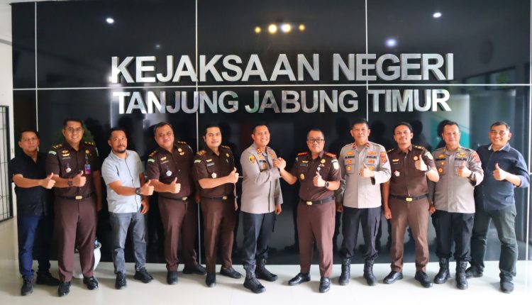 AKBP Ade Candra, S.P., S.I.K. bersama jajaran saat berfoto bersama Ketua Pengadilan Negeri Anisa Primadona Duswara, S.H., M.H. usai kunjungan silaturahmi di Pengadilan Negeri Tanjung Jabung Timur, Selasa (13/1/2026). (Dok. Daus)