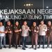 AKBP Ade Candra, S.P., S.I.K. bersama jajaran saat berfoto bersama Ketua Pengadilan Negeri Anisa Primadona Duswara, S.H., M.H. usai kunjungan silaturahmi di Pengadilan Negeri Tanjung Jabung Timur, Selasa (13/1/2026). (Dok. Daus)