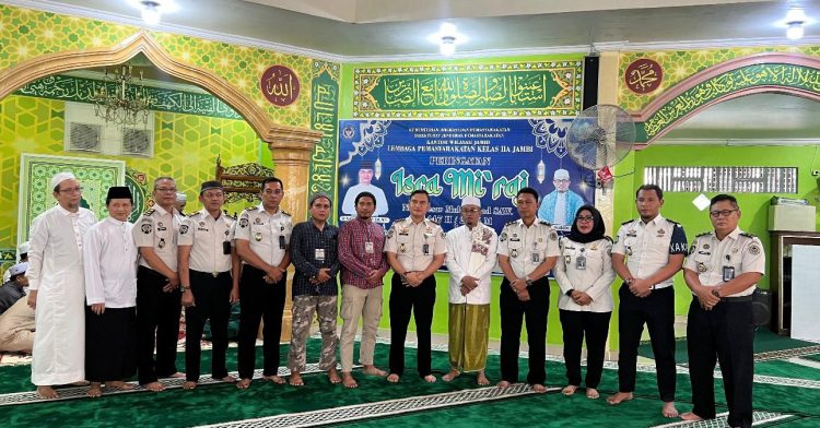 Kalapas Kelas IIA Jambi, Syahroni Ali, bersama jajaran pegawai dan penceramah Ustadz Dr. Lahmuddin, M.Ag., berfoto bersama seusai peringatan Isra Mi’raj Nabi Muhammad SAW di Masjid At-Taubah, Lapas Kelas IIA Jambi, Selasa (13/1/2026). (Dok. Humas)