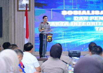Kapolda Jambi Irjen Pol. Krisno H. Siregar memberikan sambutan pada kegiatan Sosialisasi DIPA RKA-K/L dan Penandatanganan Pakta Integritas Satker Polda Jambi Tahun Anggaran 2026 di Aula Gedung Siginjai Mapolda Jambi, Rabu (14/1/2026). (Dok. Humas)