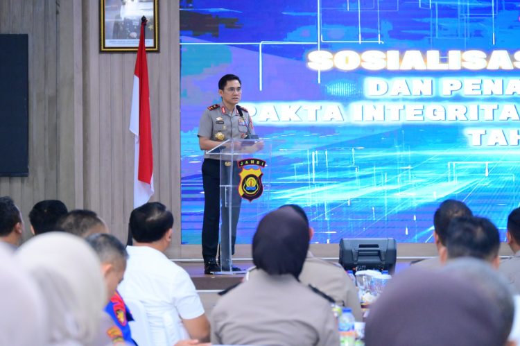 Kapolda Jambi Irjen Pol. Krisno H. Siregar memberikan sambutan pada kegiatan Sosialisasi DIPA RKA-K/L dan Penandatanganan Pakta Integritas Satker Polda Jambi Tahun Anggaran 2026 di Aula Gedung Siginjai Mapolda Jambi, Rabu (14/1/2026). (Dok. Humas)