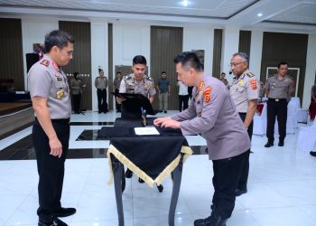 Kapolresta Jambi Kombes Pol. Boy Sutan Binanga Siregar menandatangani Pakta Integritas TA 2026 disaksikan Kapolda Jambi Irjen Pol. Krisno H. Siregar dalam kegiatan Sosialisasi DIPA RKA-K/L di Aula Gedung Siginjai Mapolda Jambi, Rabu (14/1/2026). (Dok. Humas)