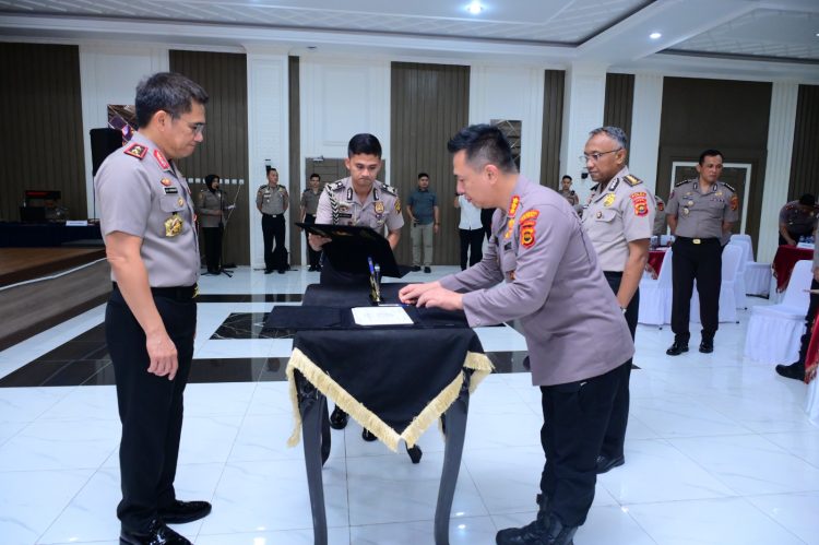 Kapolresta Jambi Kombes Pol. Boy Sutan Binanga Siregar menandatangani Pakta Integritas TA 2026 disaksikan Kapolda Jambi Irjen Pol. Krisno H. Siregar dalam kegiatan Sosialisasi DIPA RKA-K/L di Aula Gedung Siginjai Mapolda Jambi, Rabu (14/1/2026). (Dok. Humas)