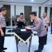 Kapolresta Jambi Kombes Pol. Boy Sutan Binanga Siregar menandatangani Pakta Integritas TA 2026 disaksikan Kapolda Jambi Irjen Pol. Krisno H. Siregar dalam kegiatan Sosialisasi DIPA RKA-K/L di Aula Gedung Siginjai Mapolda Jambi, Rabu (14/1/2026). (Dok. Humas)