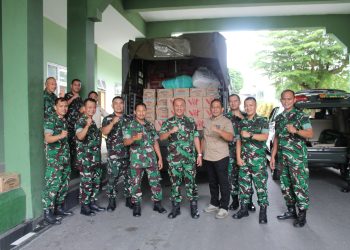 Prajurit Korem 042/Garuda Putih (Gapu) bersama BPBD dan unsur masyarakat berfoto usai pelepasan bantuan kemanusiaan untuk korban bencana alam di Provinsi Aceh dari Makorem 042/Gapu, Jambi, Rabu (14/1/2026). (Dok. Nahar)