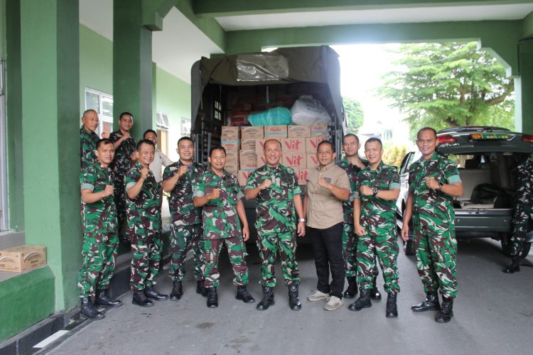 Prajurit Korem 042/Garuda Putih (Gapu) bersama BPBD dan unsur masyarakat berfoto usai pelepasan bantuan kemanusiaan untuk korban bencana alam di Provinsi Aceh dari Makorem 042/Gapu, Jambi, Rabu (14/1/2026). (Dok. Nahar)