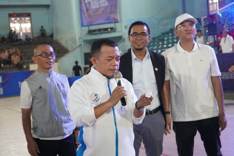 Gubernur Jambi, Al Haris,  membuka secara resmi Turnamen Gubernur Cup Futsal 2026 di GOR Kotabaru, Kota Jambi, Rabu (14/1/2026). (Dok.,Stepanus)