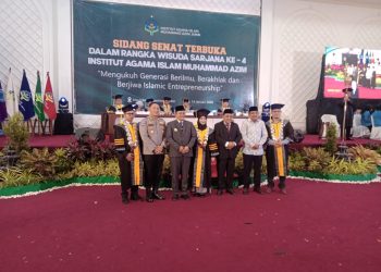 Kasat Binmas Polresta Jambi AKP Sukman, S.H mewakili Kapolresta Jambi menghadiri Sidang Senat Terbuka Wisuda Sarjana ke-4 Institut Agama Islam Muhammad Azim Jambi di Maulidia Convention Center, Kota Jambi, Sabtu (13/1/2026).  (Dok. Nahar)