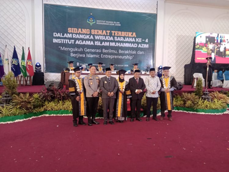 Kasat Binmas Polresta Jambi AKP Sukman, S.H mewakili Kapolresta Jambi menghadiri Sidang Senat Terbuka Wisuda Sarjana ke-4 Institut Agama Islam Muhammad Azim Jambi di Maulidia Convention Center, Kota Jambi, Sabtu (13/1/2026).  (Dok. Nahar)