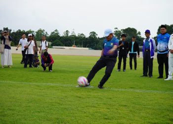 Gubernur Jambi Al Haris melakukan tendangan simbolis saat membuka Turnamen Gubernur Jambi Cup Sepak Bola 2026 di Stadion Swarnabhumi Pijoan, Kabupaten Muaro Jambi, Rabu (14/1/2026). (Dok. Stepanus)