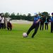 Gubernur Jambi Al Haris melakukan tendangan simbolis saat membuka Turnamen Gubernur Jambi Cup Sepak Bola 2026 di Stadion Swarnabhumi Pijoan, Kabupaten Muaro Jambi, Rabu (14/1/2026). (Dok. Stepanus)