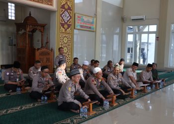 Personel Polresta Jambi mengikuti kegiatan Khatmil Al-Qur’an di Masjid Baiturrahman Polresta Jambi, Kamis (15/1/2026). (Dok. Nahar)