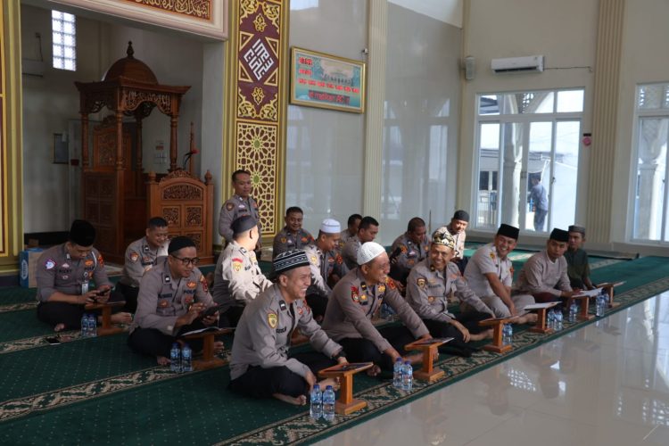 Personel Polresta Jambi mengikuti kegiatan Khatmil Al-Qur’an di Masjid Baiturrahman Polresta Jambi, Kamis (15/1/2026). (Dok. Nahar)