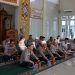Personel Polresta Jambi mengikuti kegiatan Khatmil Al-Qur’an di Masjid Baiturrahman Polresta Jambi, Kamis (15/1/2026). (Dok. Nahar)