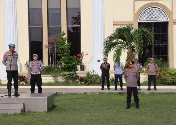 Kabid Propam Polda Jambi Kombes Pol. Darno, S.H., S.I.K., memimpin apel pagi personel Polresta Jambi di Lapangan Apel Polresta Jambi, Kamis (15/1/2026), (Dok. Nahar)