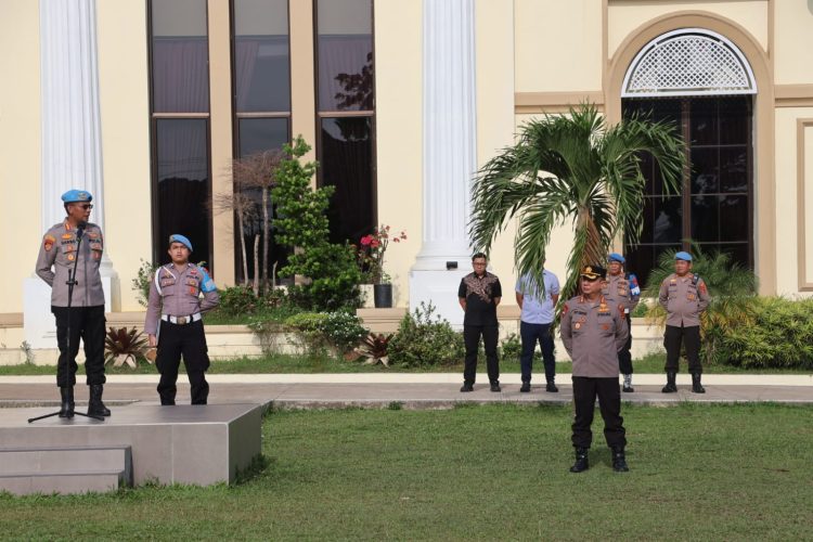 Kabid Propam Polda Jambi Kombes Pol. Darno, S.H., S.I.K., memimpin apel pagi personel Polresta Jambi di Lapangan Apel Polresta Jambi, Kamis (15/1/2026), (Dok. Nahar)