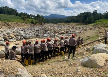 Personel Satbrimob Polda Jambi bergotong royong membangun jembatan darurat yang menghubungkan Desa Kampung Tengah Timur dan Desa Padang Landua, Kecamatan Palembayan, Kabupaten Agam, Sumatera Barat, Kamis (15/1/2026) (Dok. Nahar)