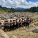 Personel Satbrimob Polda Jambi bergotong royong membangun jembatan darurat yang menghubungkan Desa Kampung Tengah Timur dan Desa Padang Landua, Kecamatan Palembayan, Kabupaten Agam, Sumatera Barat, Kamis (15/1/2026) (Dok. Nahar)