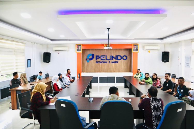Manajemen PT Pelabuhan Indonesia (Persero) Regional 2 Jambi saat menyerahkan Beasiswa Pelindo Juara kepada siswa penerima manfaat di Kantor Pelindo Talang Duku, Muaro Jambi, Kamis (9/1/2026). (dok. Humas)