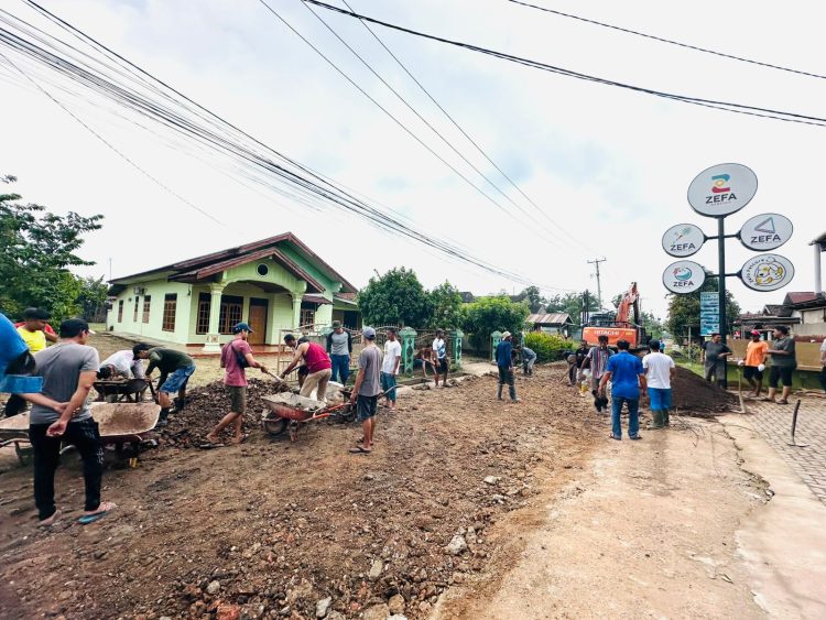 Warga Lorong Teratai, Kelurahan Bakung Jaya, Kota Jambi, bergotong royong memperbaiki jalan utama yang rusak dan berlubang secara swadaya, Jumat (16/1/2026) (Dok. Daus)