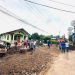 Warga Lorong Teratai, Kelurahan Bakung Jaya, Kota Jambi, bergotong royong memperbaiki jalan utama yang rusak dan berlubang secara swadaya, Jumat (16/1/2026) (Dok. Daus)