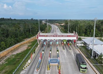 Kendaraan melintas di Gerbang Tol Bayung Lencir, Jalan Tol Trans Sumatera, saat peningkatan volume lalu lintas pada periode libur panjang Isra Mi’raj, Jumat (16/1/2026). (Dok. Humas HK)