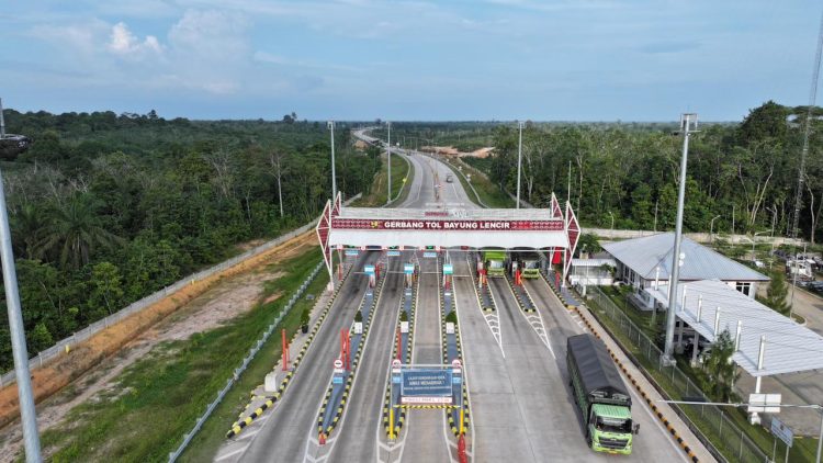 Kendaraan melintas di Gerbang Tol Bayung Lencir, Jalan Tol Trans Sumatera, saat peningkatan volume lalu lintas pada periode libur panjang Isra Mi’raj, Jumat (16/1/2026). (Dok. Humas HK)