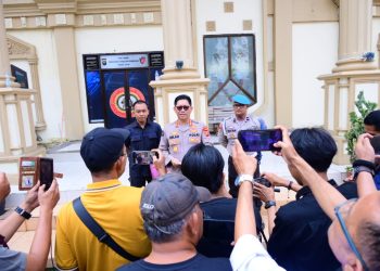 Kabid Humas Polda Jambi Kombes Pol. Erlan Munaji memberikan keterangan pers terkait kasus mobil Pajero Sport yang menerobos pagar Mapolda Jambi, Minggu (18/1/2026).  (Nahar)