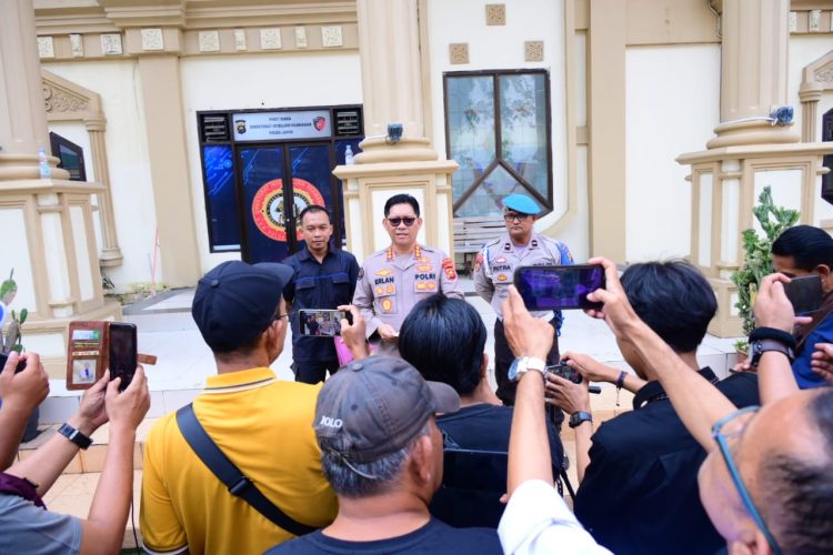 Kabid Humas Polda Jambi Kombes Pol. Erlan Munaji memberikan keterangan pers terkait kasus mobil Pajero Sport yang menerobos pagar Mapolda Jambi, Minggu (18/1/2026). (Nahar)