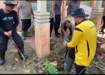 Polres Bireuen bersama jajaran Polsek turun langsung melakukan gotong royong pemulihan pascabencana banjir bandang di SD Negeri 11 Kutablang, Desa Keurumbok, Kecamatan Kutablang, Kabupaten Bireuen, Minggu (18/1/2026). (Dok/yola)