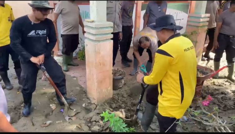 Polres Bireuen bersama jajaran Polsek turun langsung melakukan gotong royong pemulihan pascabencana banjir bandang di SD Negeri 11 Kutablang, Desa Keurumbok, Kecamatan Kutablang, Kabupaten Bireuen, Minggu (18/1/2026). (Dok/yola)