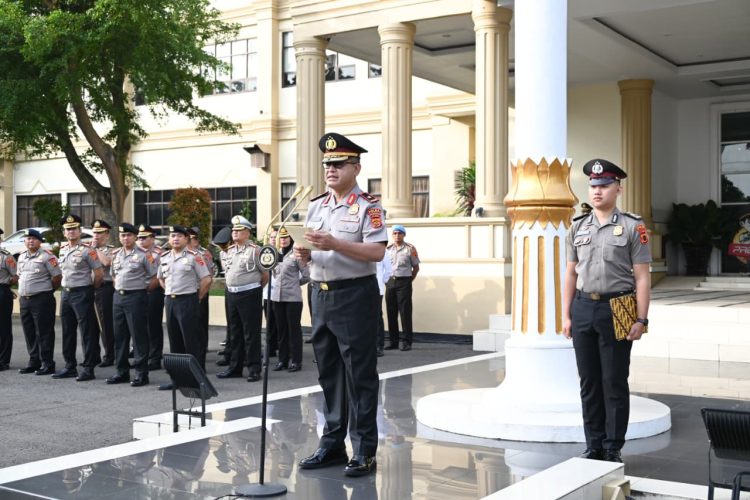Wakapolda Jambi Brigjen Pol. M. Mustaqim memimpin Upacara Kesadaran Nasional Tahun 2026 di Lapangan Mapolda Jambi, Senin (19/1/2026) (Dok. Nahar)