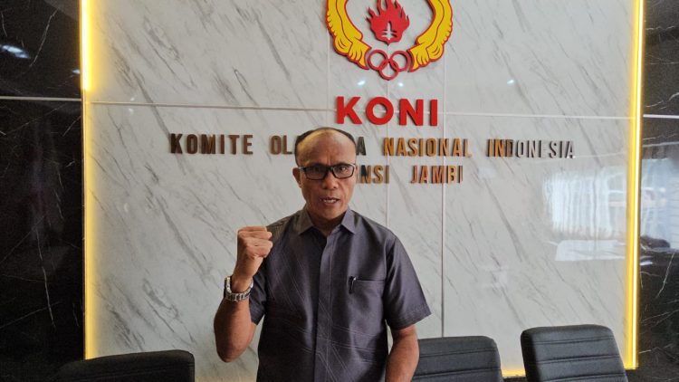 Ketua Umum KONI Provinsi Jambi, Mat Sanusi, saat menyampaikan kesiapan Jambi menghadapi PON Bela Diri 2026 di Sulawesi Utara, Senin (19/1/2026). (Dok. Humas)