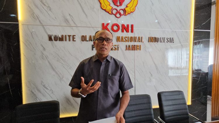 Ketua Umum KONI Provinsi Jambi, AKBP Mat Sanusi, menyampaikan rencana penerapan sport science dalam seleksi atlet PON Bela Diri 2026 di Jambi, Senin (19/1/2026). (Dok. Stepanus)