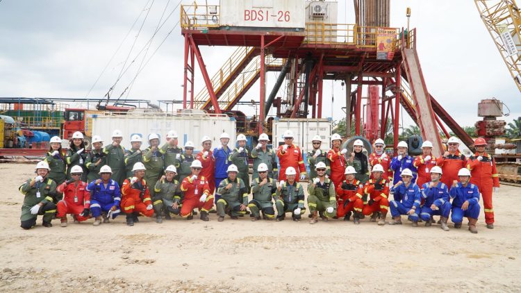 Perwakilan SKK Migas dan manajemen PetroChina International Jabung Ltd. berfoto bersama usai peresmian tajak pertama Sumur NEB-85ST di Wilayah Kerja Jabung, Tanjung Jabung Barat, Kamis (15/1/2026). (Dok. FJM)