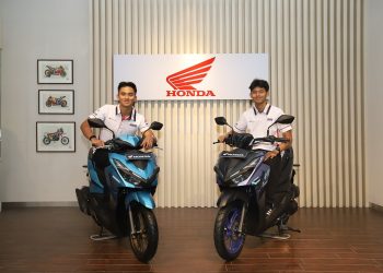 Pebalap Indonesia Mario Suryo Aji (kiri) dan Veda Ega Pratama (kanan) mendapat dukungan menjelang keberangkatan ke Eropa untuk menghadapi musim balap Grand Prix 2026 bersama Honda Team Asia. (Dok. Sinsen)